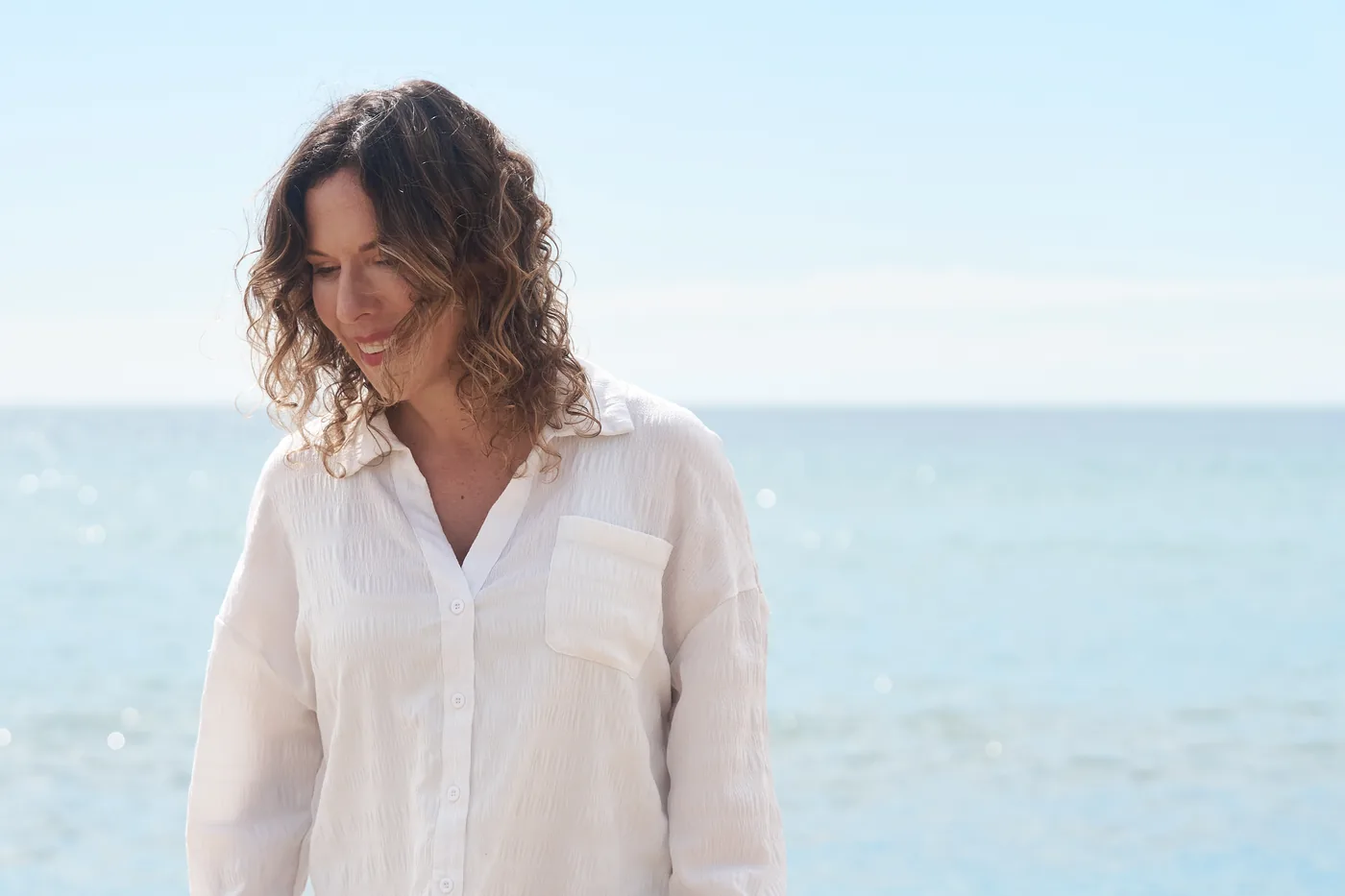 Retrato sereno de Carolina López Rosetti junto al mar
